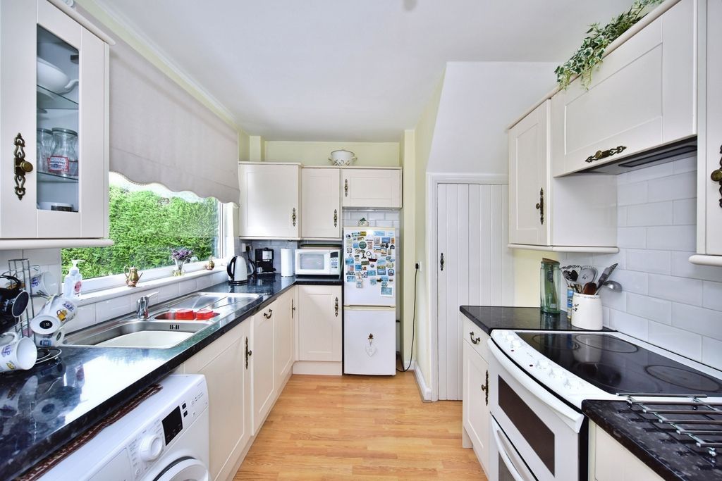 Property photo 3 of 17 Kitchen
