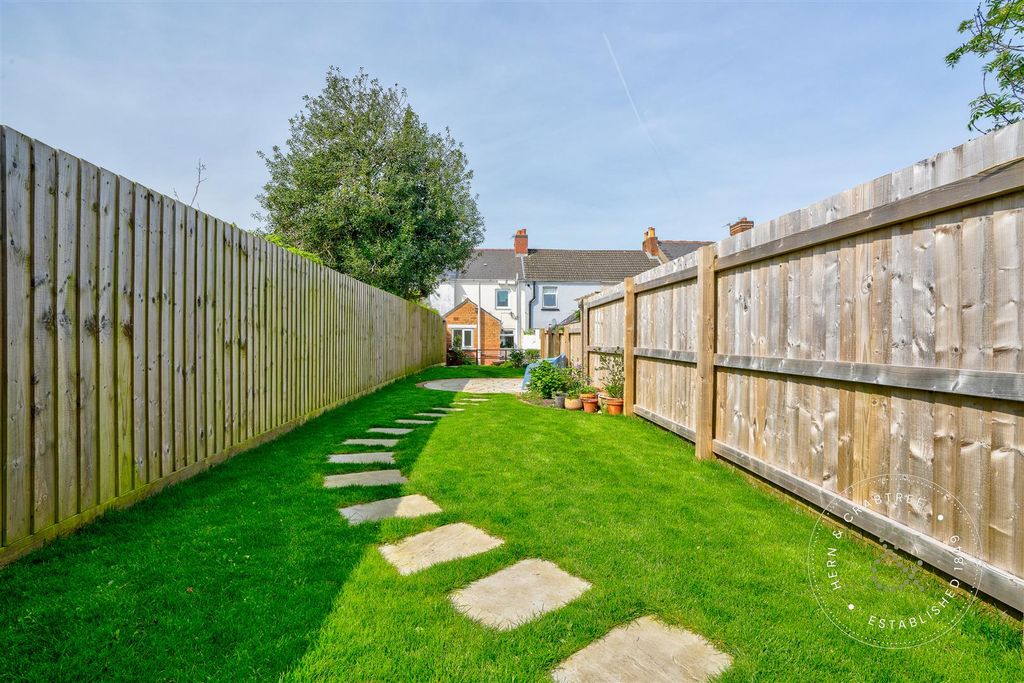 Property photo 2 of 25 Clive Road, Canton, Herncrabtree (9).Jpg