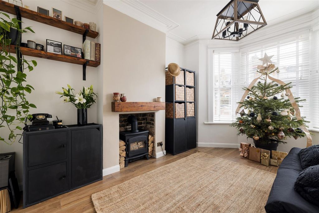 Property photo 2 of 29 Edinburgh Road, E17