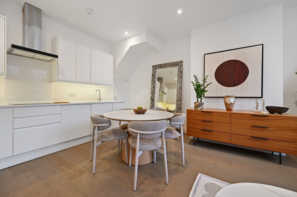 Property photo 3 of 12 Recpetion/Kitchen