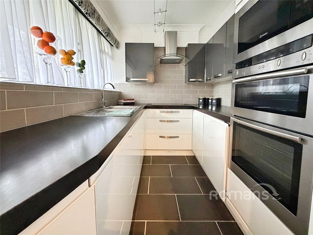 Property photo 2 of 11 Kitchen