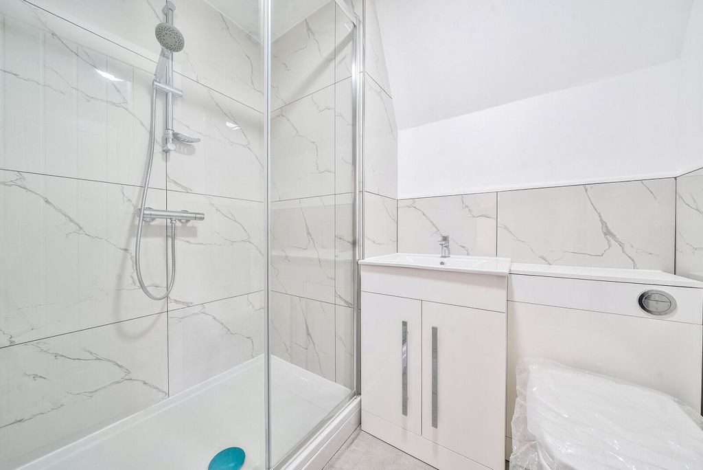 Property photo 3 of 9 Bathroom