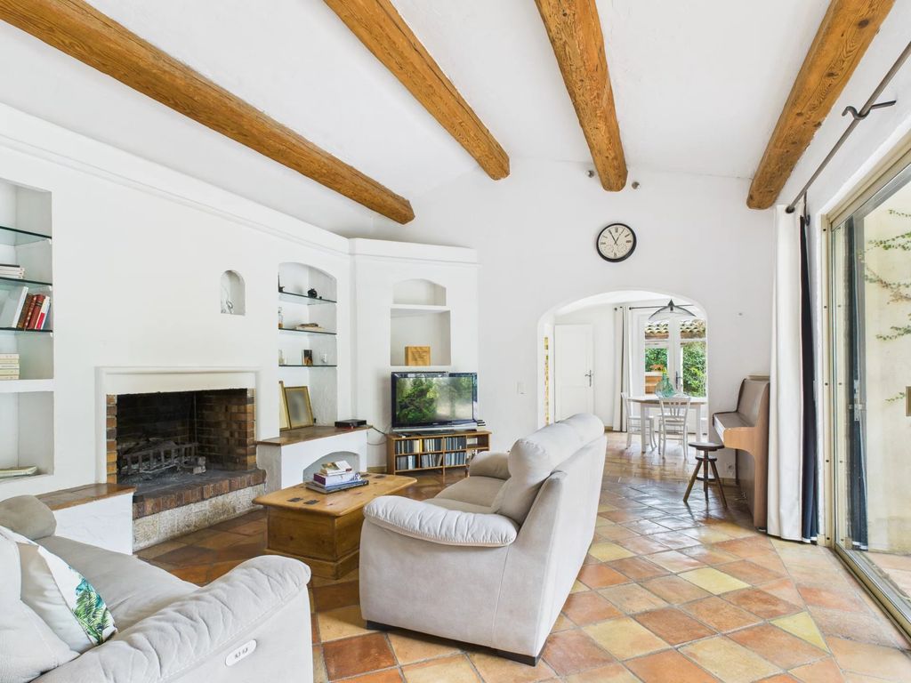 Property photo 2 of 23