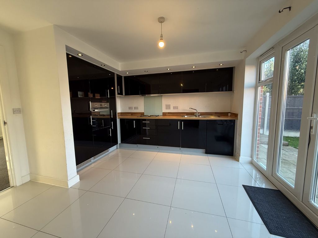 Property photo 3 of 19 Kitchen