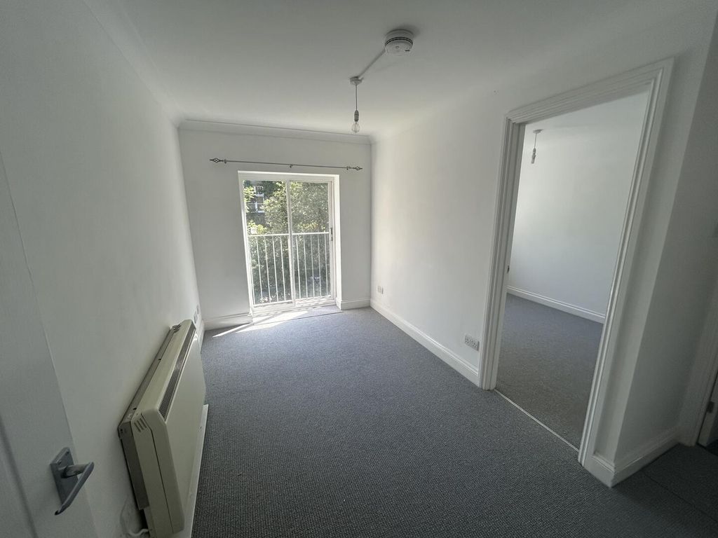 Property photo 2 of 5 Bedroom