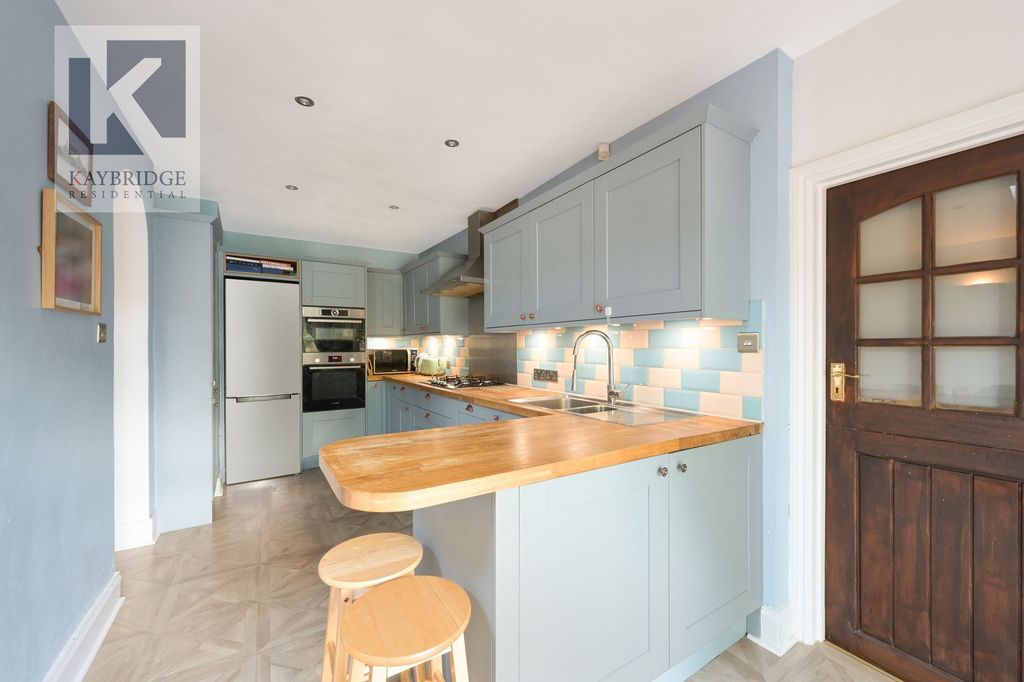 Property photo 3 of 19 Waverley Road, Epsom - Kt17 2Lj