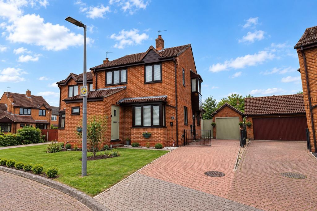 Property photo 1 of 17 14 Birch Close