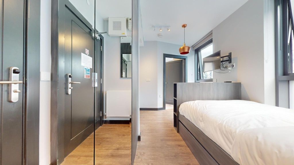 Property photo 1 of 20 Bedroom