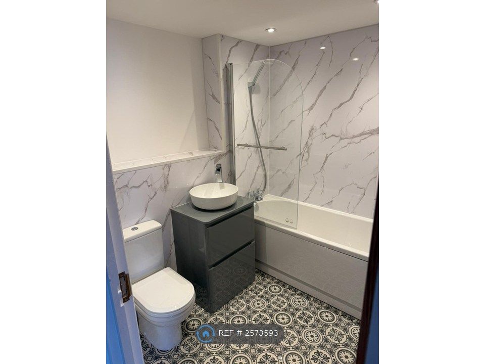 Property photo 3 of 10 Bathroom