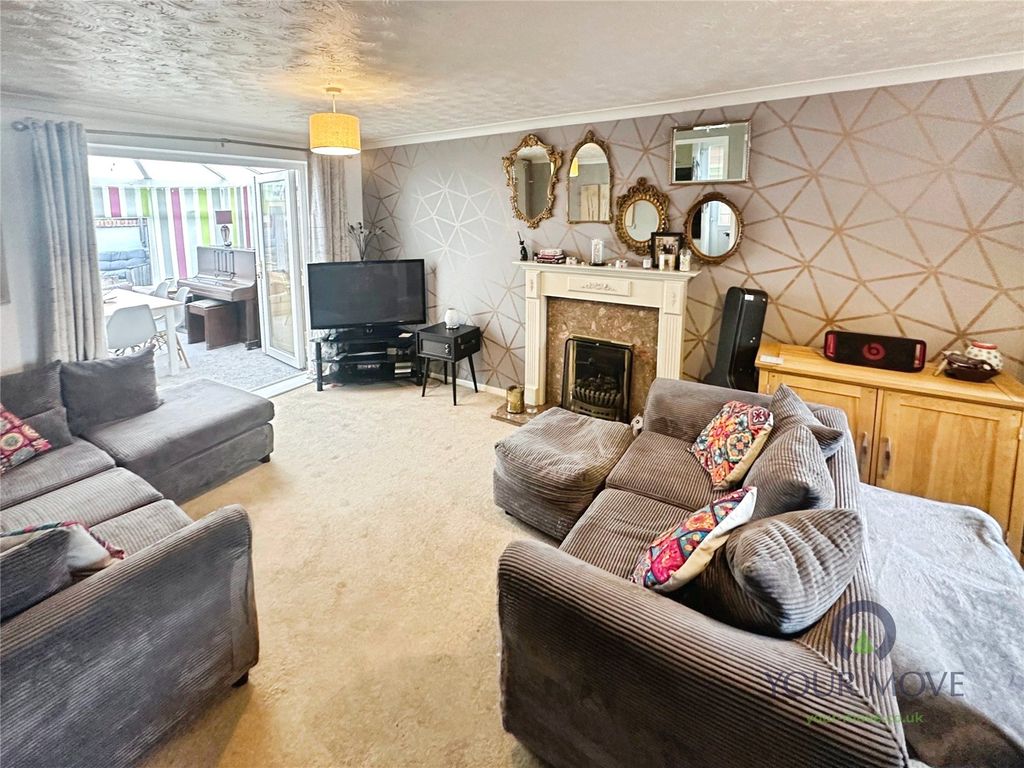 Property photo 3 of 16 Lounge/Dinin