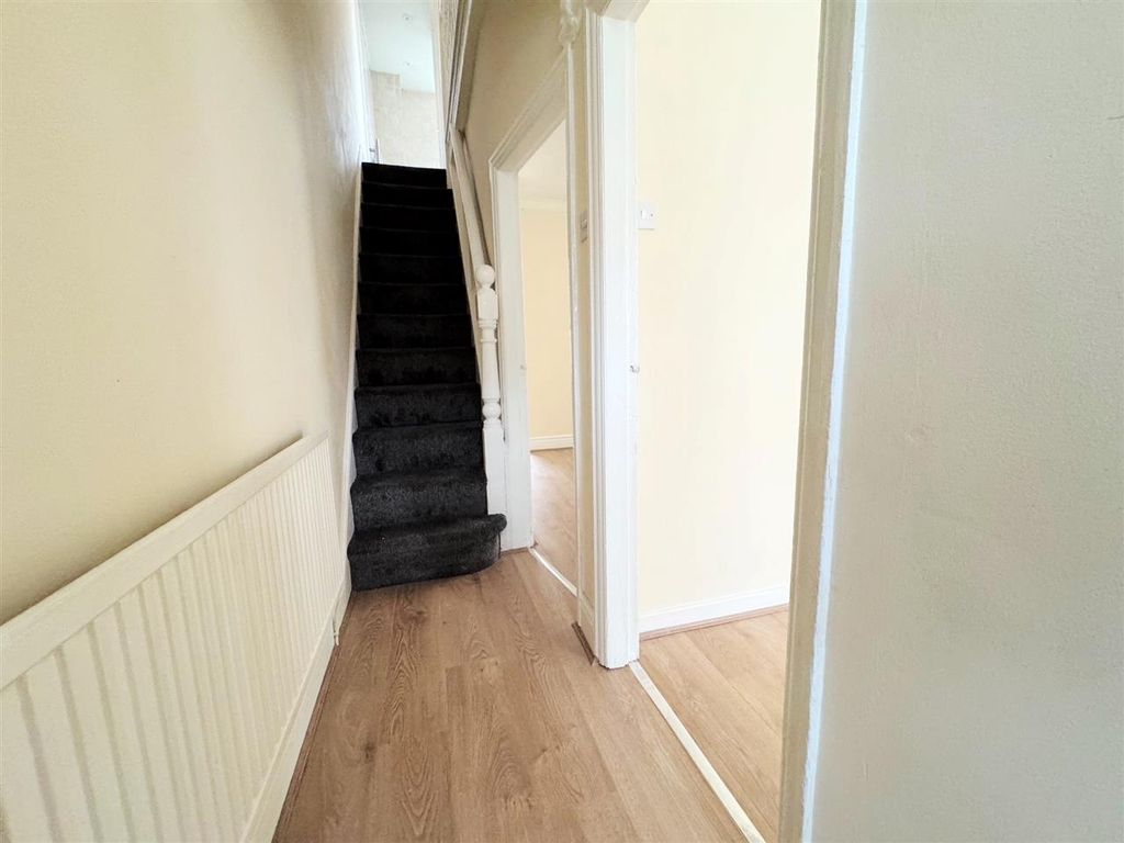 Property photo 2 of 11 Entrance Hall