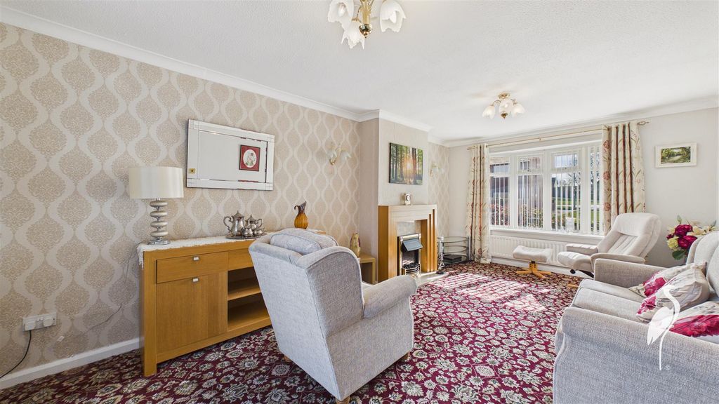 Property photo 3 of 18 Lounge