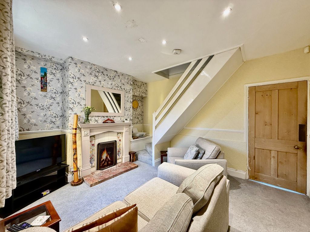 Property photo 3 of 17 Lounge.