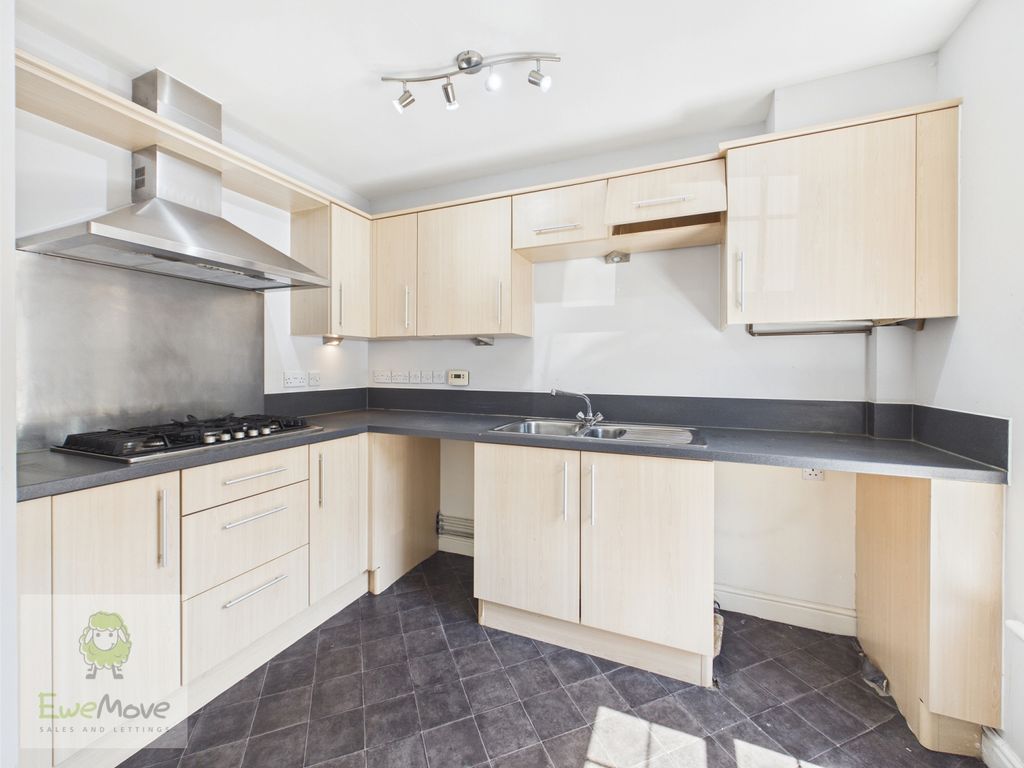 Property photo 3 of 12 Kitchen