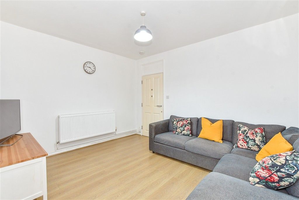 Property photo 2 of 11 Lounge