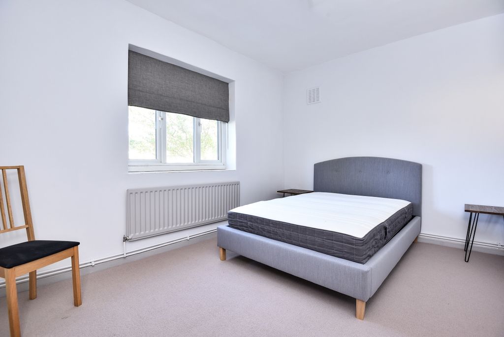 Property photo 2 of 6 Bedroom