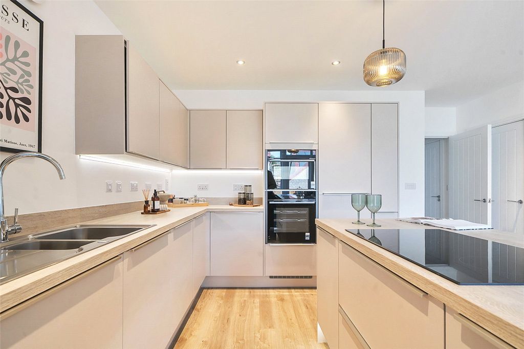 Property photo 2 of 8 Show Home