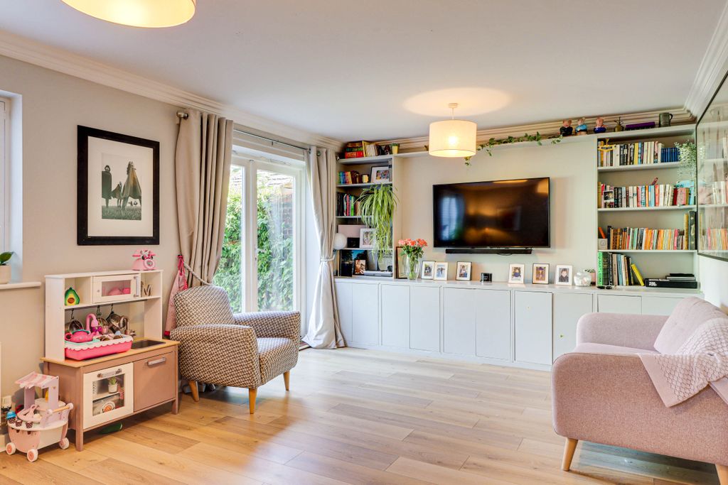 Property photo 2 of 22 Living Room