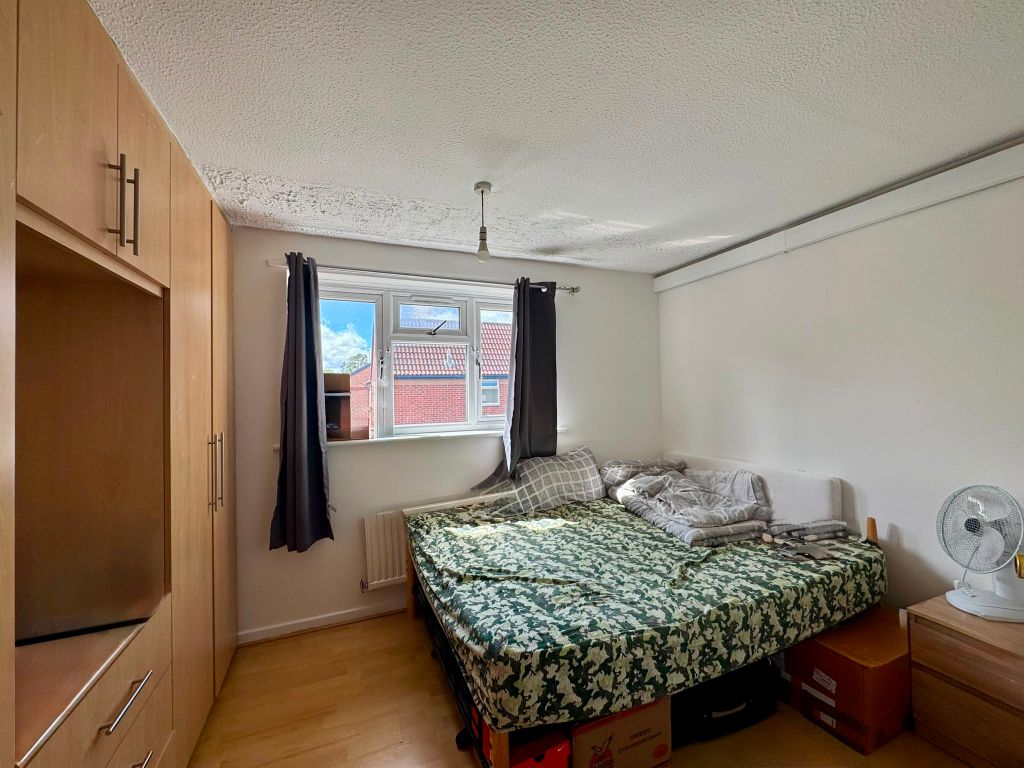 Property photo 3 of 6 70 Daibtry Close (1)