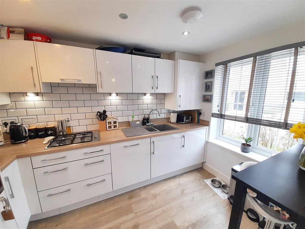 Property photo 3 of 18 Kitchen