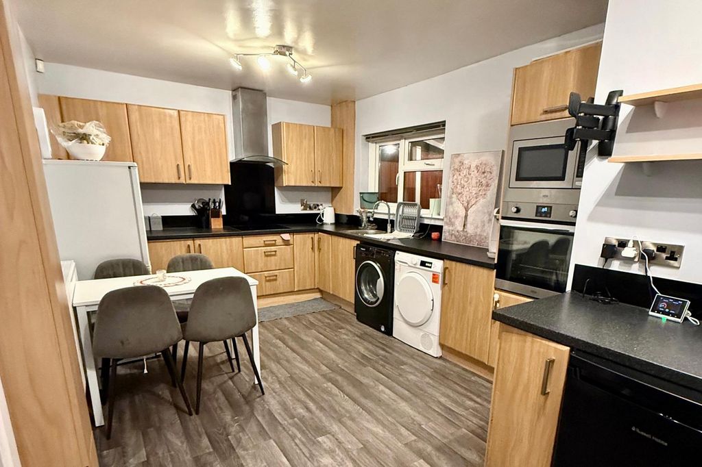 Property photo 2 of 9 Kitchen