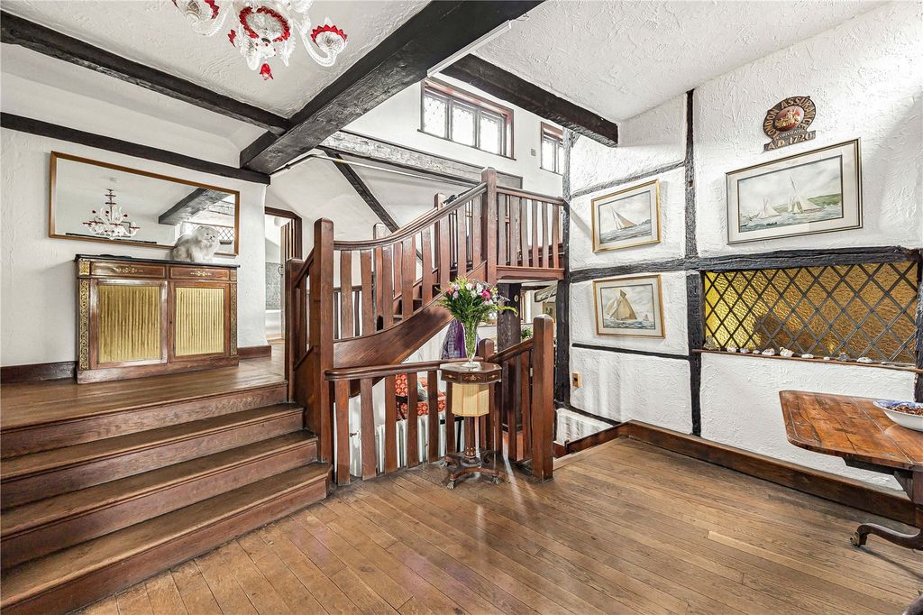 Property photo 3 of 19 Hall