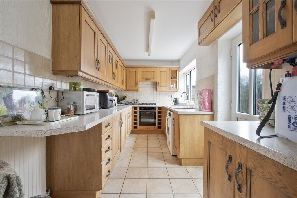 Property photo 3 of 12 Kitchen