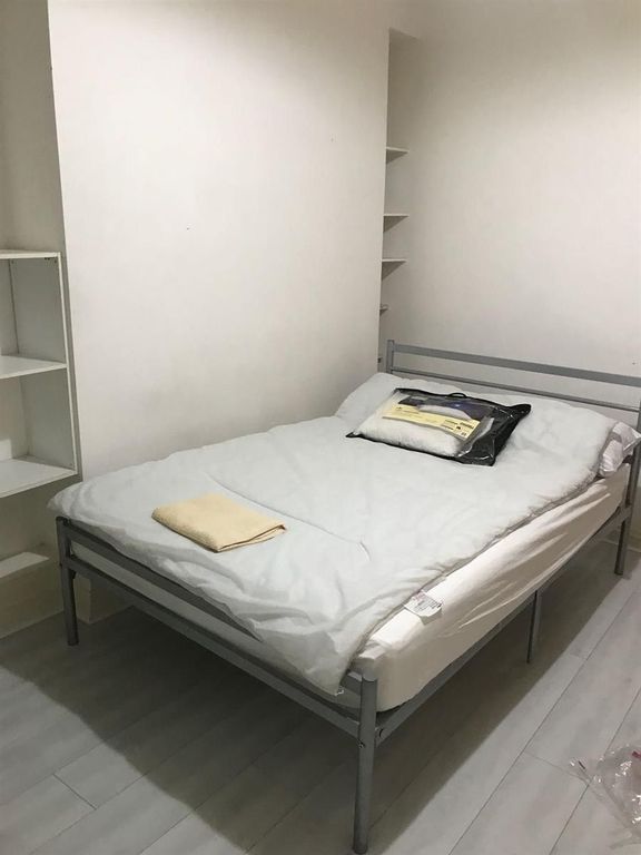 Property photo 3 of 6 A Clean And Neatly Arranged Bedroom Featuring A Si...