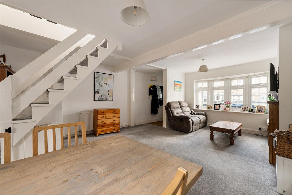 Property photo 2 of 30 Gladstone Road, Ig9