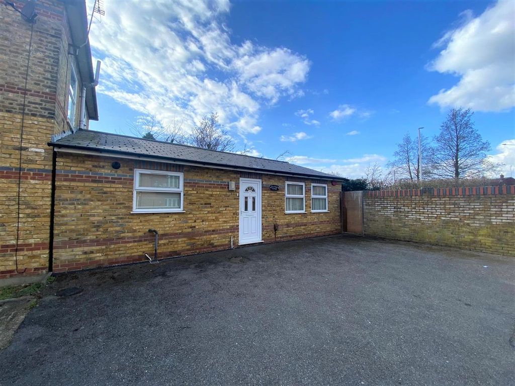 Property photo 1 of 8 New Road External