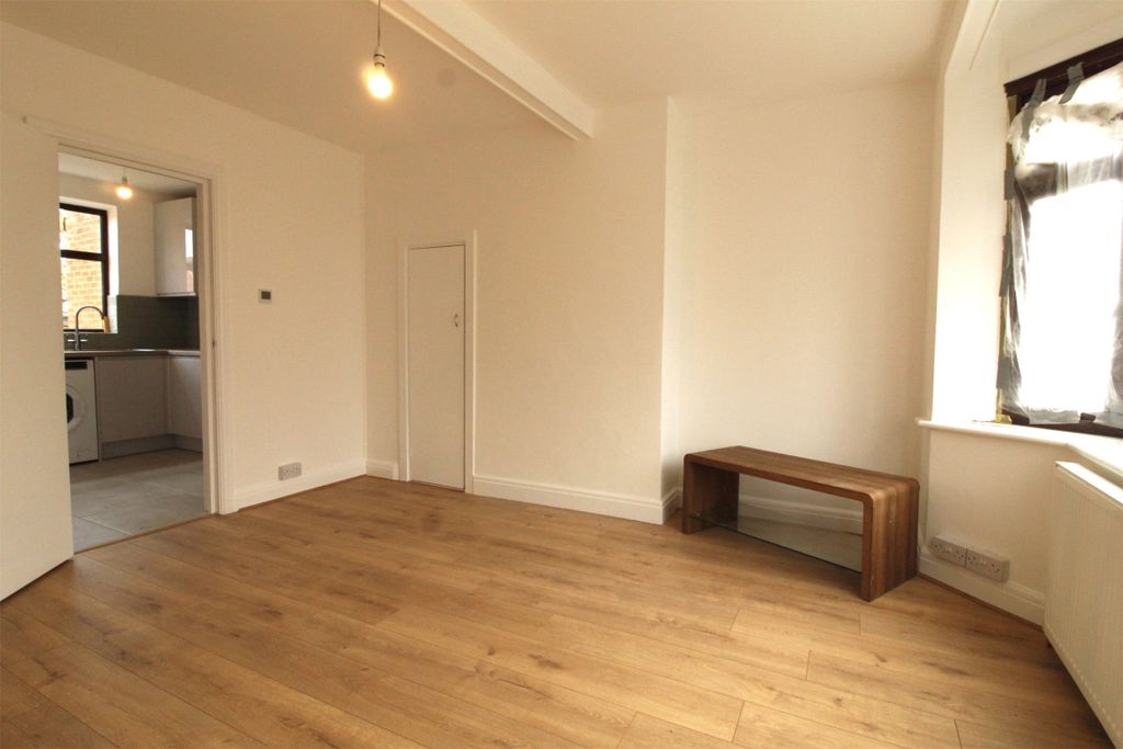 Property photo 3 of 11 Lounge