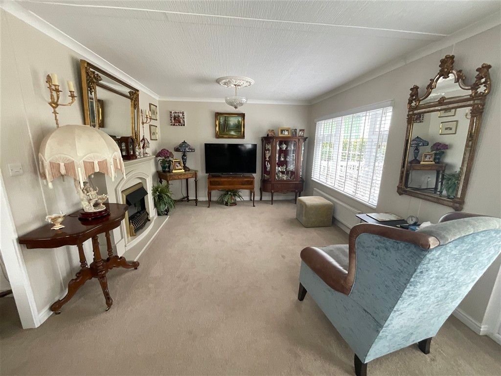 Property photo 3 of 15 Lounge