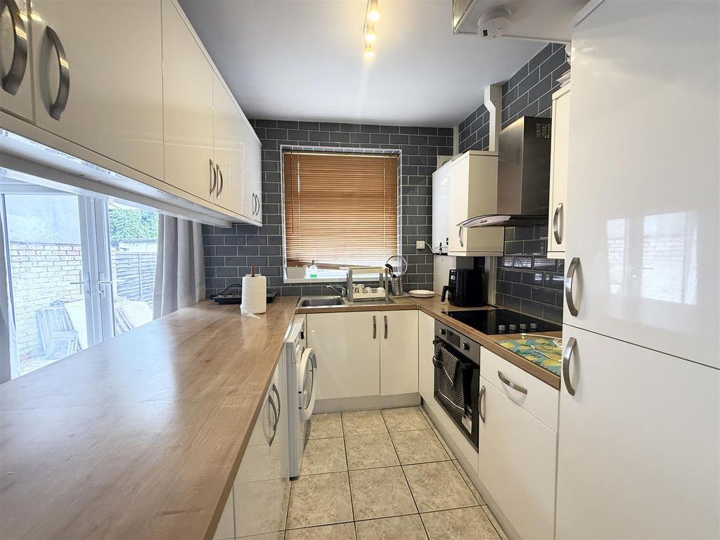 Property photo 3 of 10 Kitchen 2.Jpg