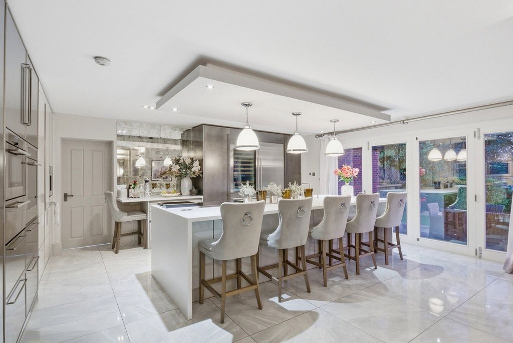 Property photo 2 of 28