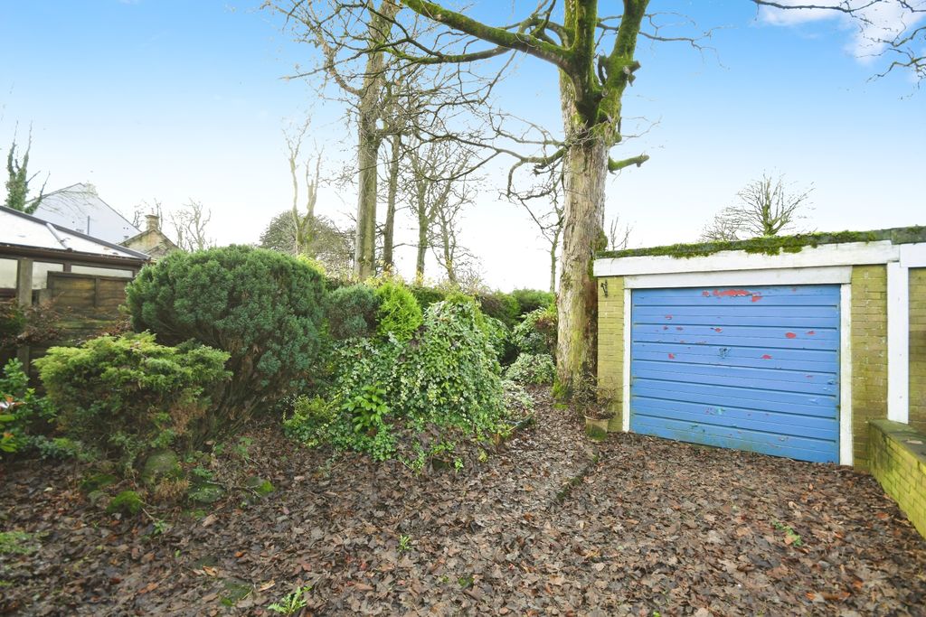 Property photo 3 of 17 Garage