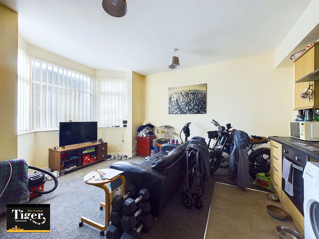 Property photo 3 of 8 Cam03440G0-Pr0172-Still002