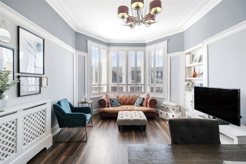 Property photo 1 of 19 Lounge