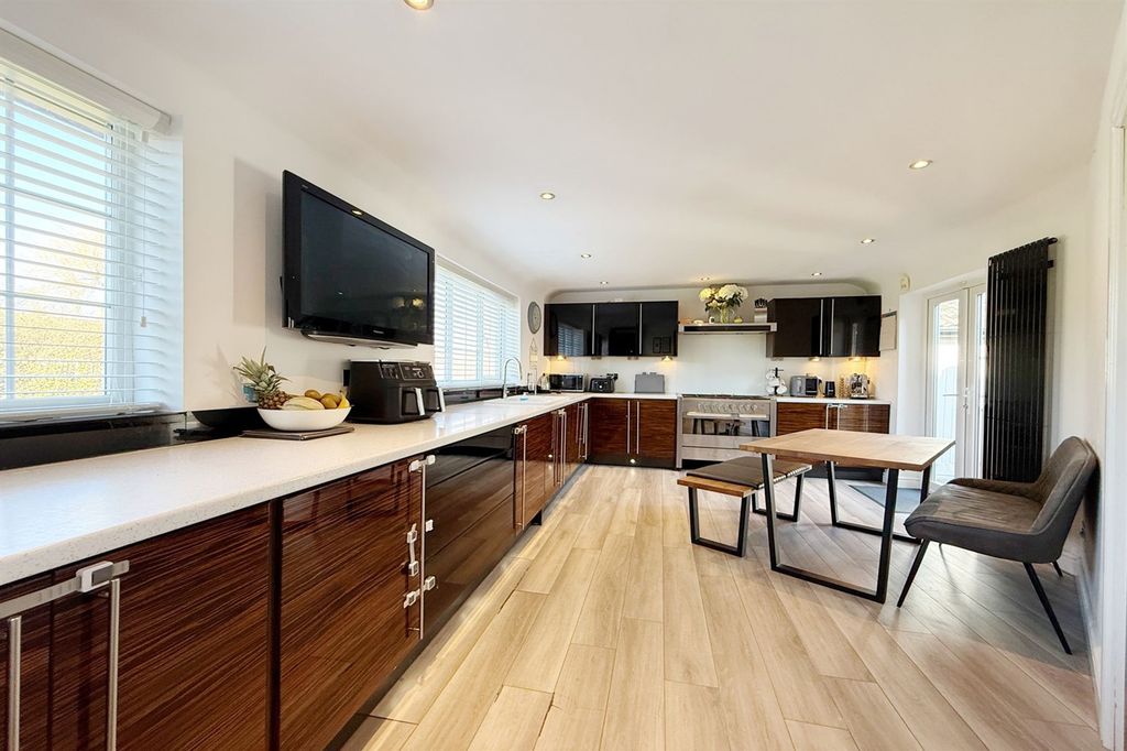 Property photo 2 of 25 Kitchen Diner