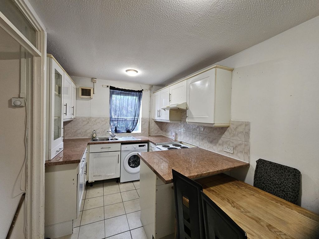 Property photo 3 of 12 Kitchen