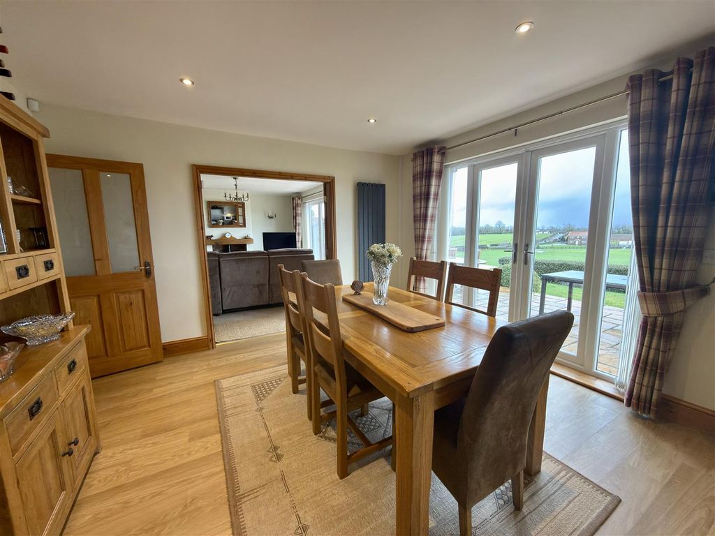 Property photo 3 of 15 Lounge/Dining Area/Kitchen