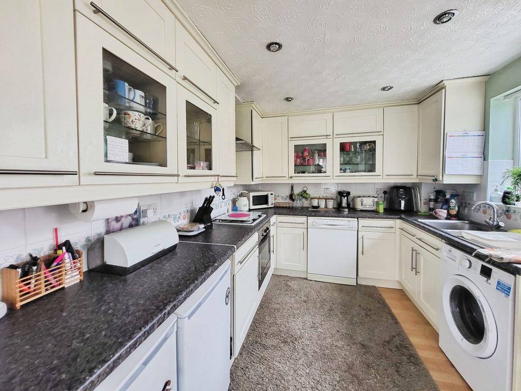 Property photo 3 of 11 Dining Kitchen
