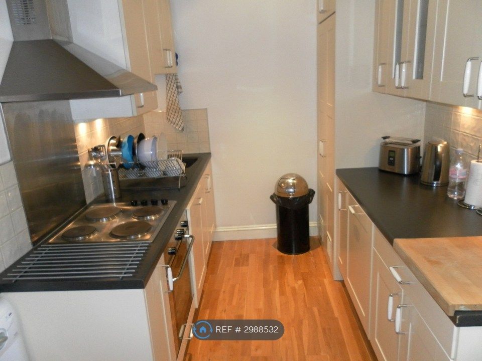Property photo 3 of 10 Kitchen