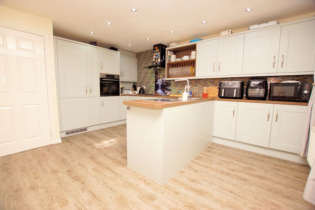 Property photo 2 of 16 Kitchen