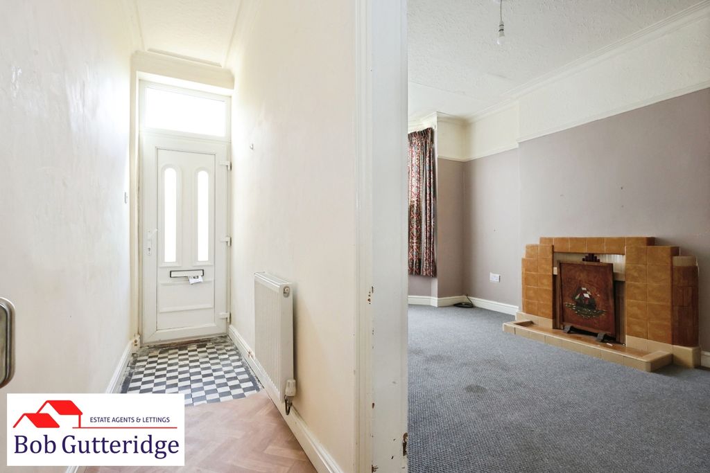 Property photo 3 of 14 Entrance Hall