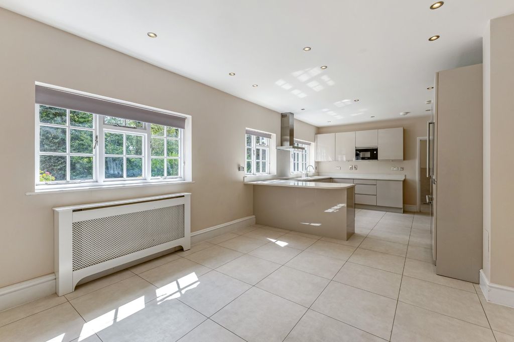 Property photo 3 of 14 Kitchen/B'fast Room