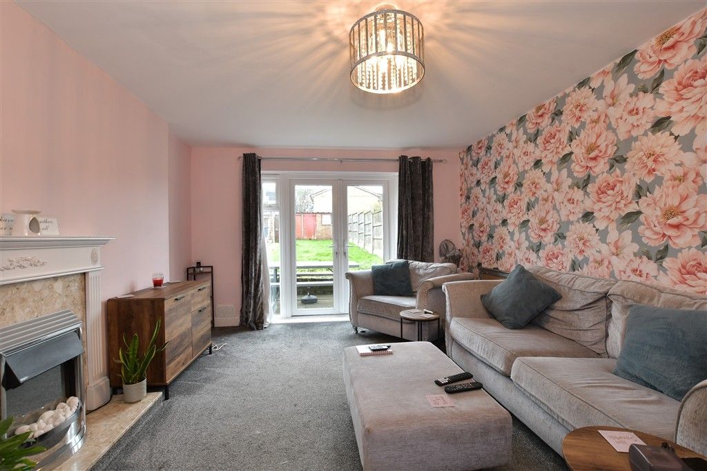 Property photo 3 of 9 Lounge