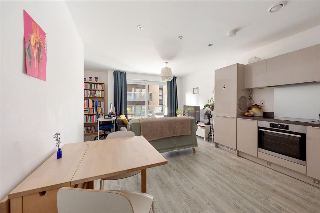 Property photo 2 of 19 Hoffmans Road, E17