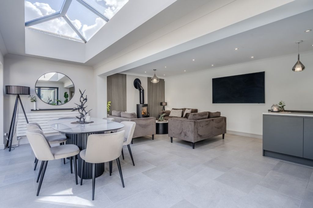 Property photo 2 of 31