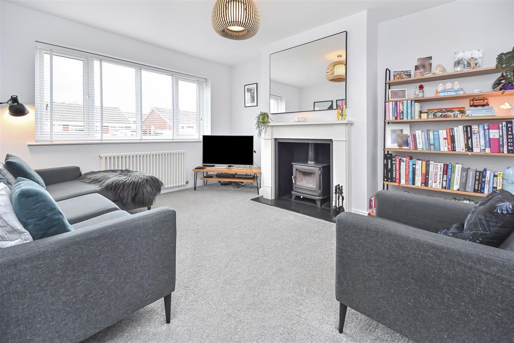 Property photo 3 of 34 7 Sevenoaks Lounge (2).Jpg