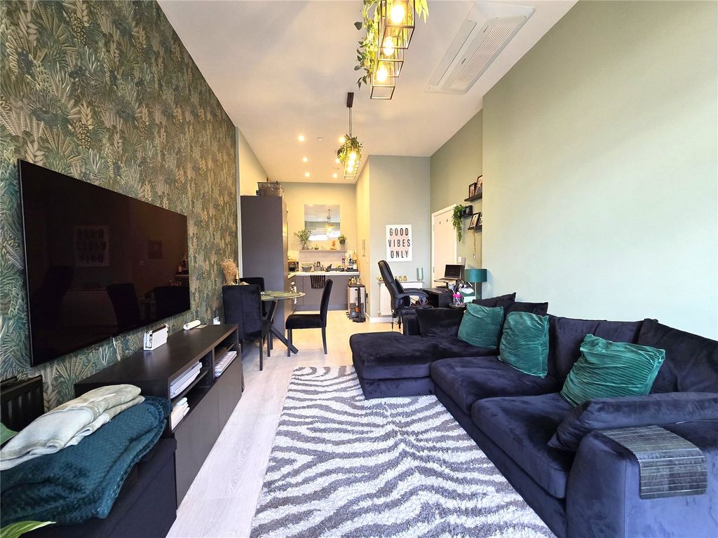 Property photo 2 of 16 Lounge